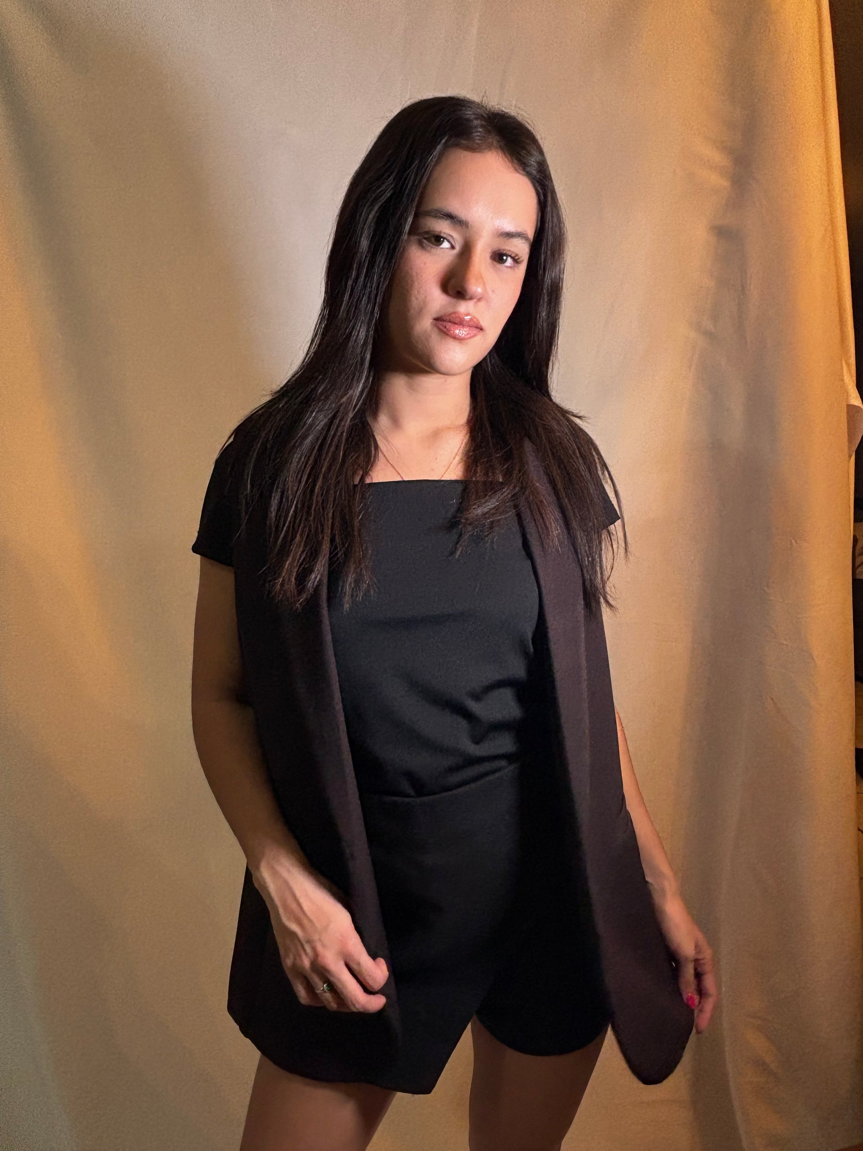 Chaleco negro largo sin botones