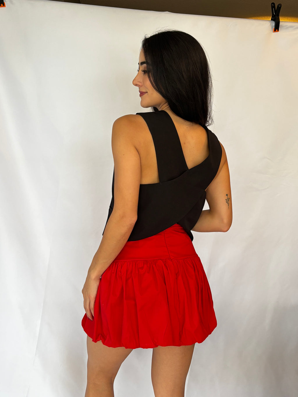 Chaleco negro con espalda descubierta