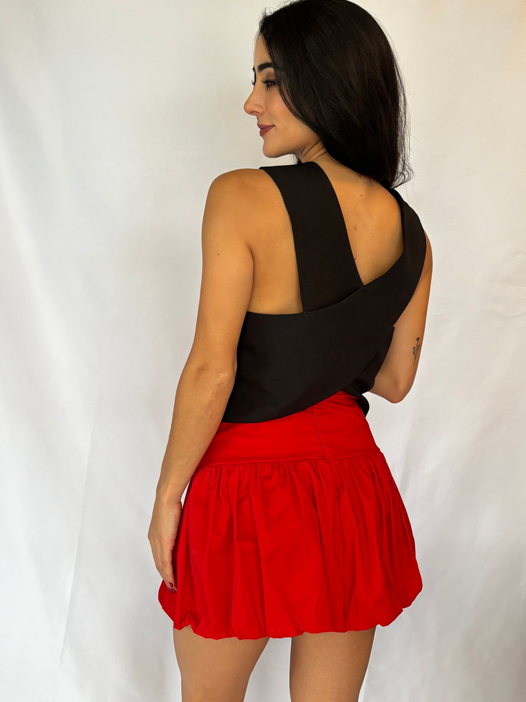 Chaleco negro con espalda descubierta